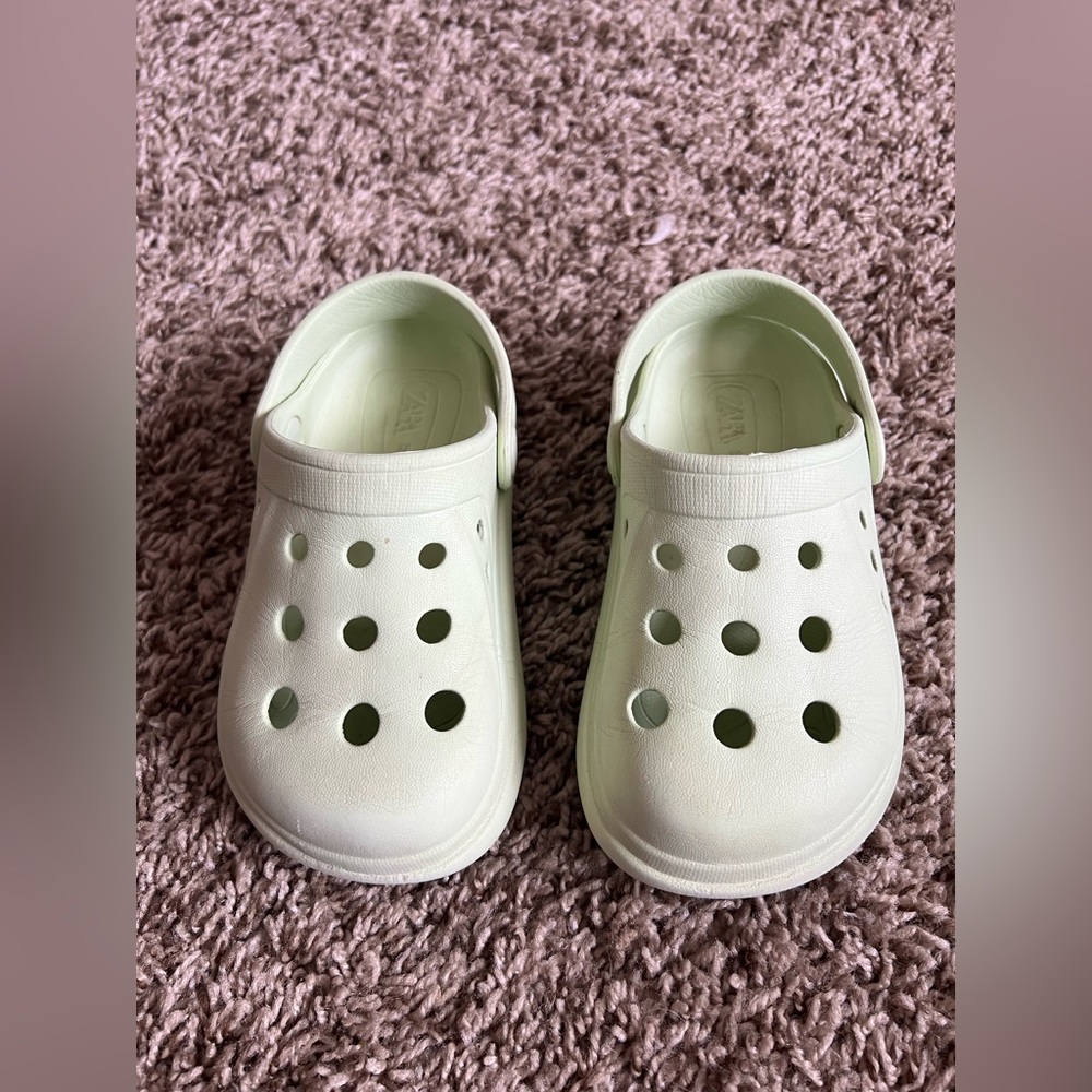 Zara summer girl green slippers size 9 1/2.